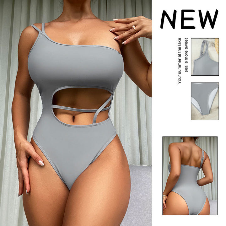 Dame en-delt badedragt med asymmetrisk snit og trendy cut-outs Skovae