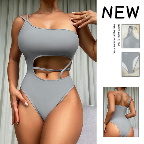 Dame en-delt badedragt med asymmetrisk snit og trendy cut-outs Skovae