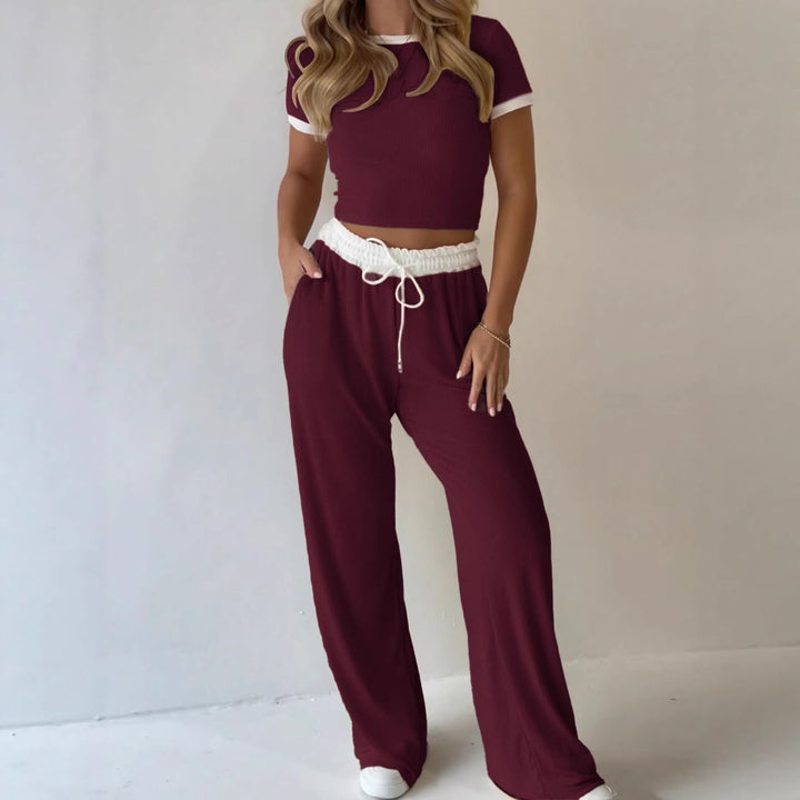 Dame afslappet to-delt fritidssæt med cropped T-shirt og vidde bukser Skovae
