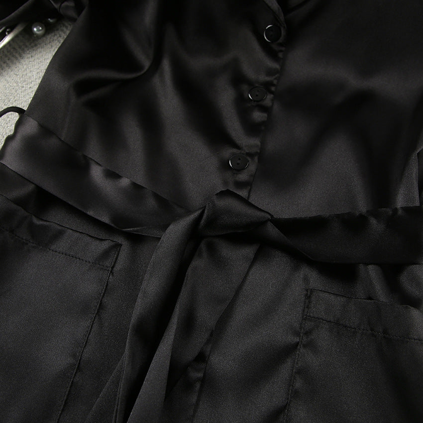 Dame elegant satin-pyjamasæt med fjerlignende detaljer og tætsiddende snit Stilla
