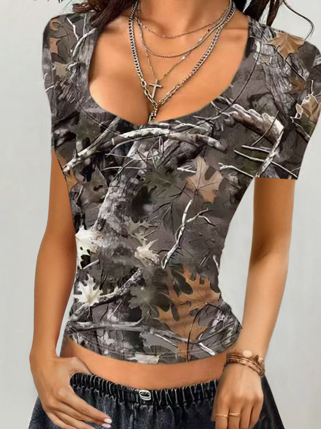 Dame kortærmet top i camouflage-design Stilla