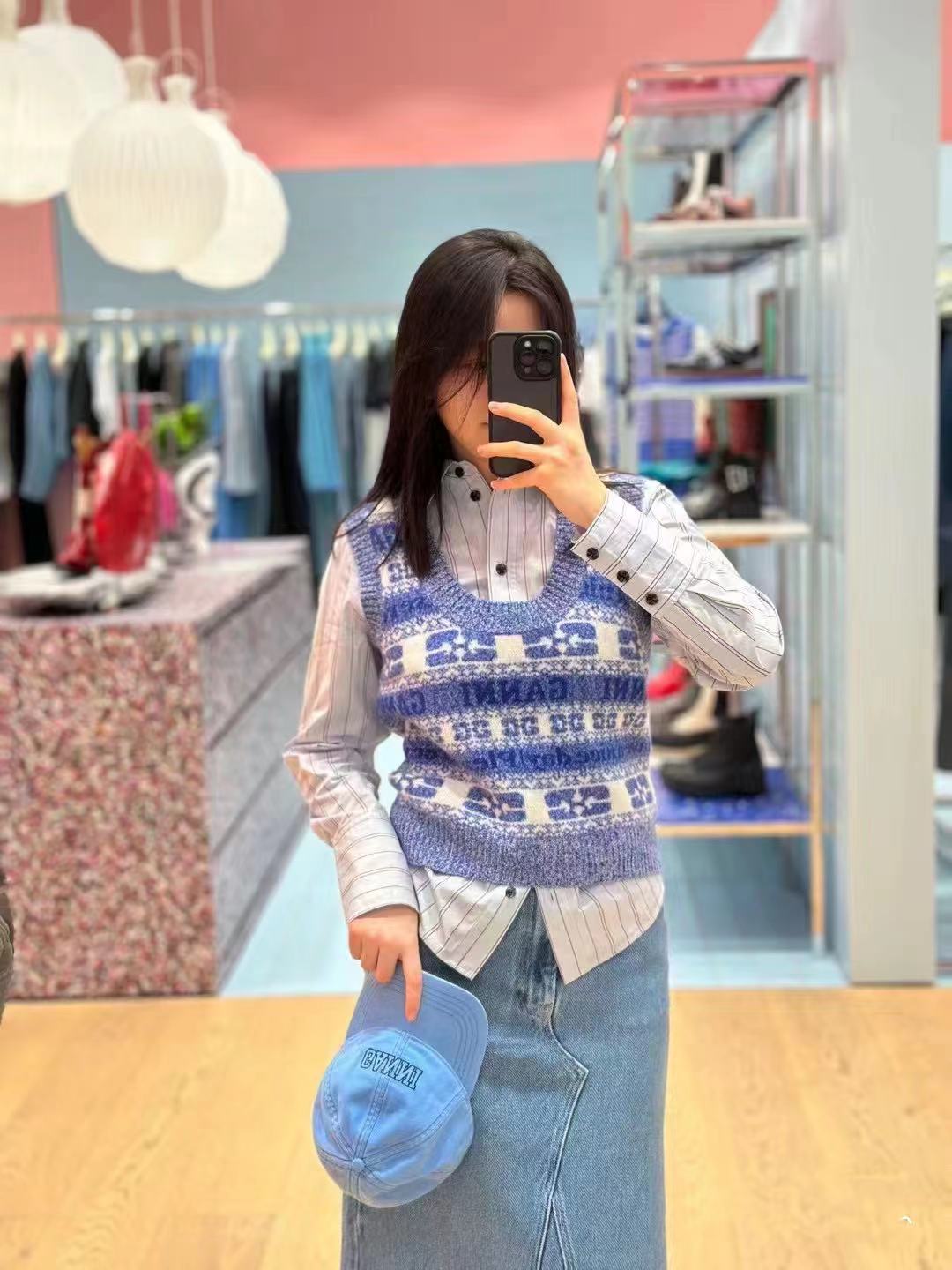 Dame striktop med moderne mønster og trendy layering-stil Stilla