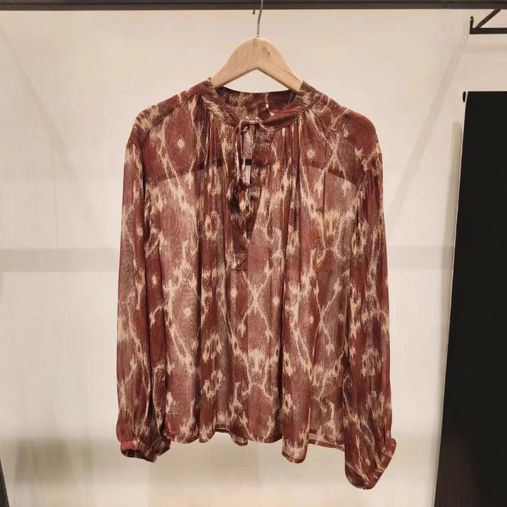 Damebluse med legende Ikat-mønster og elegante flæsedetaljer Stilla