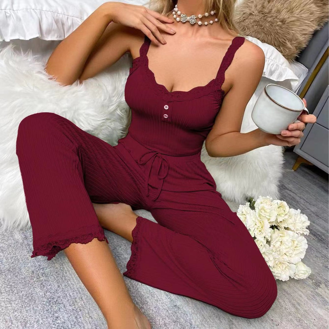 Dame loungewear-sæt med romantiske blonde-detaljer og knapliste Stilla