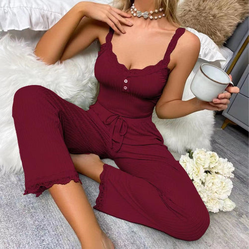 Dame loungewear-sæt med romantiske blonde-detaljer og knapliste Stilla