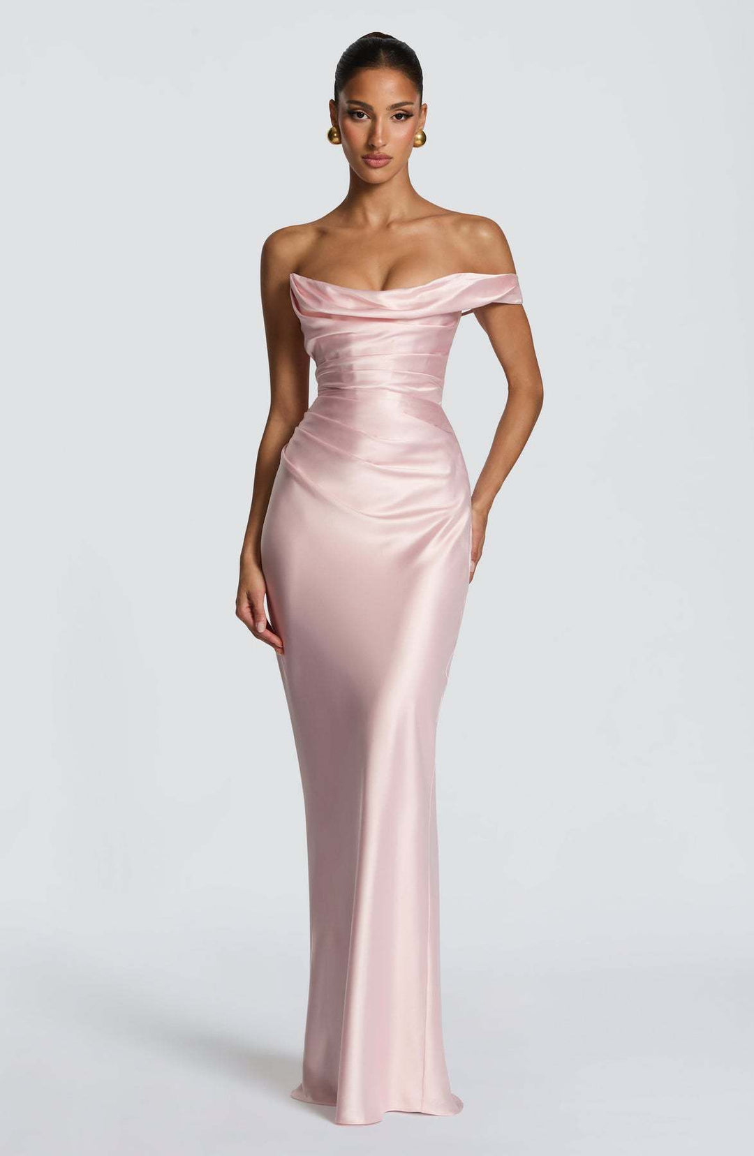 Dame Elegant Aftenkjole med Off-Shoulder Design og Flydende Satin