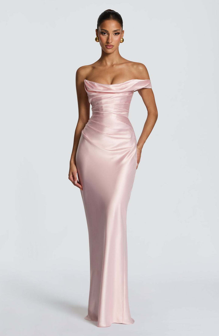 Dame Elegant Aftenkjole med Off-Shoulder Design og Flydende Satin
