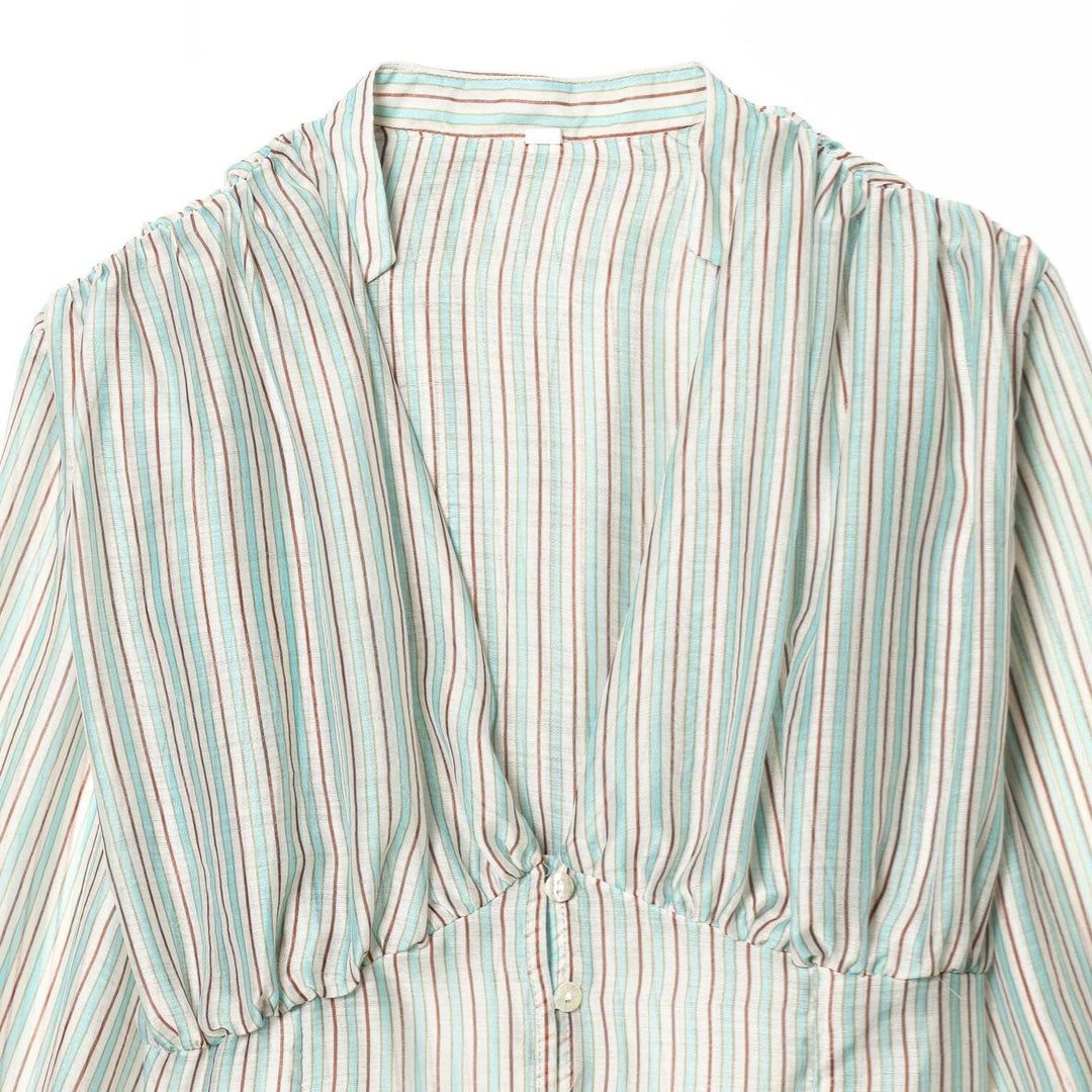 Damebluse med dyb V-udskæring og elegante ruffles detaljer Skovae