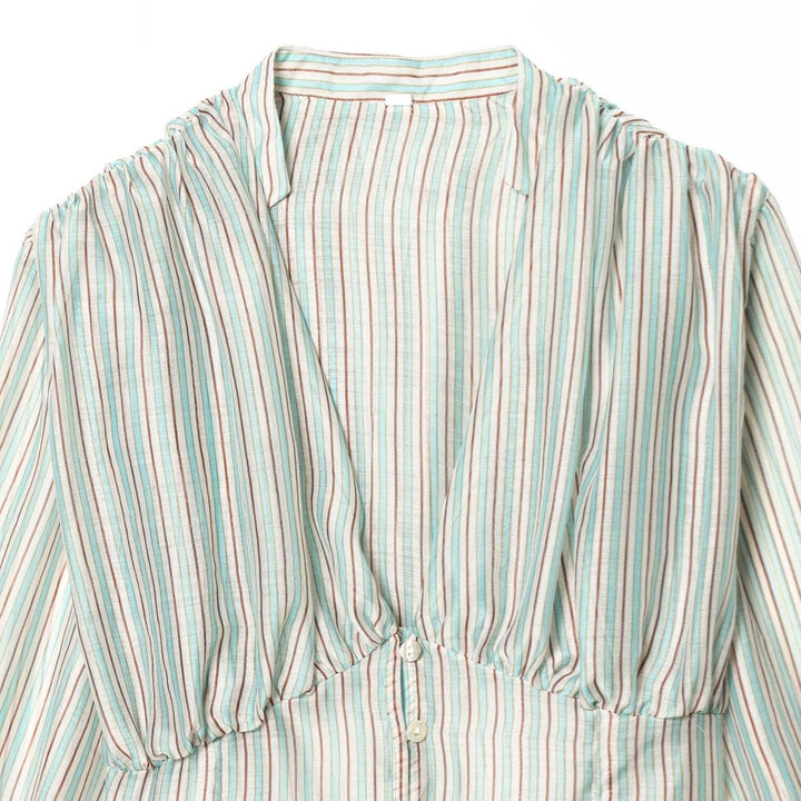 Damebluse med dyb V-udskæring og elegante ruffles detaljer Skovae