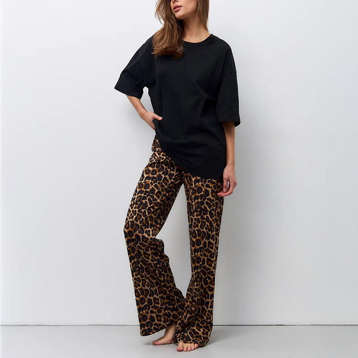 Damekombination af oversized T-shirt og brede leopardprint-bukser Stilla