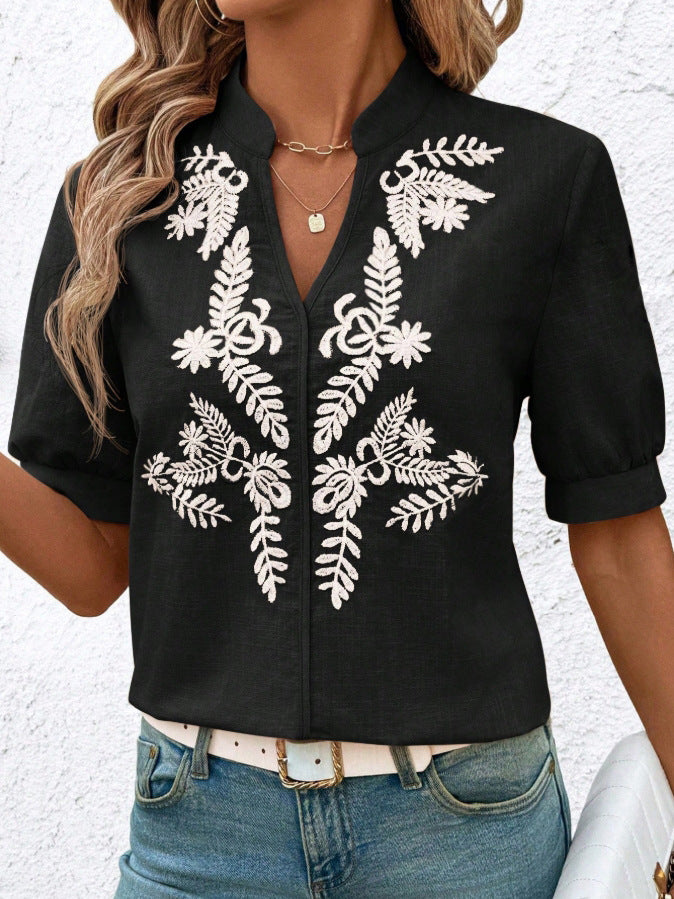 Damebluse med elegant floral broderidesign Stilla