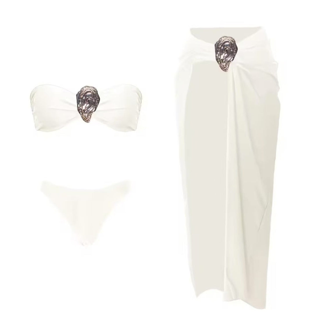 Dame bikini-sæt med elegant indpakningsskørt og glamourøs smykkedetalje Stilla