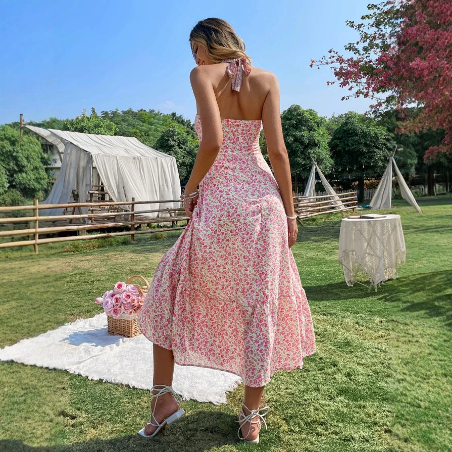 Dame maxikjole med blomstret design og rynket kant Skovae