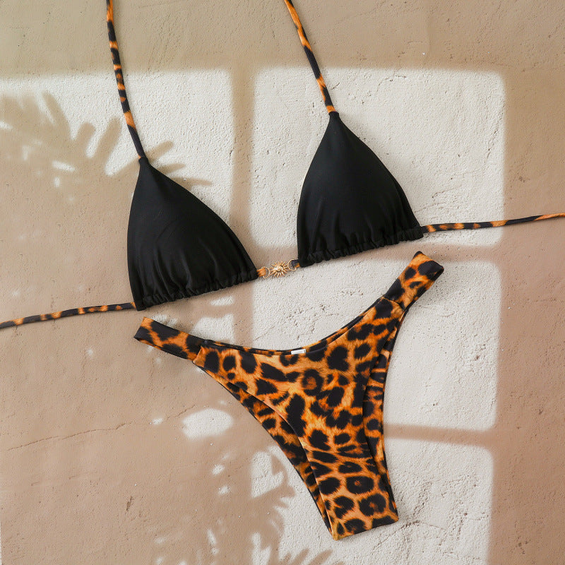 Dame triangel-bikini med moderne skærmdetaljer og store polka dutter Skovae
