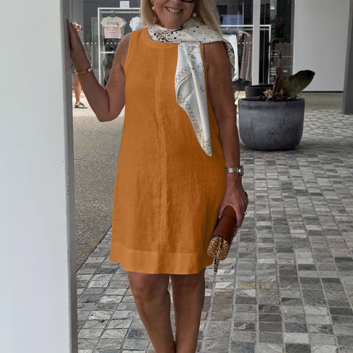 Dame sommerkjole med elegant silhuet og rund halsudskæring Stilla