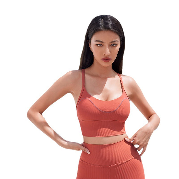Dame Sporty Crop-Top med åndbart materiale og feminine detaljer Stilla