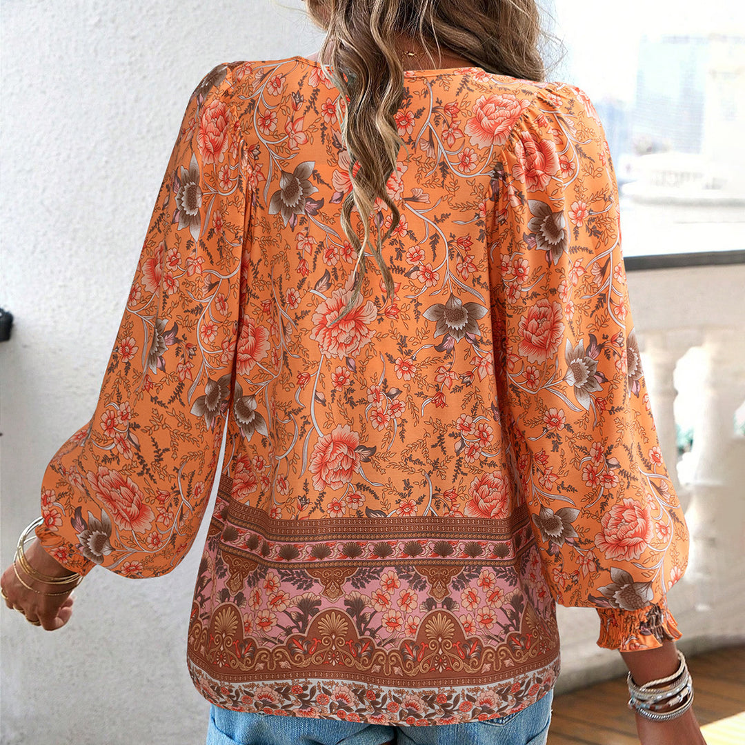 Damebluse med legesygt blomsterprint og detaljer i etnisk stil Stilla
