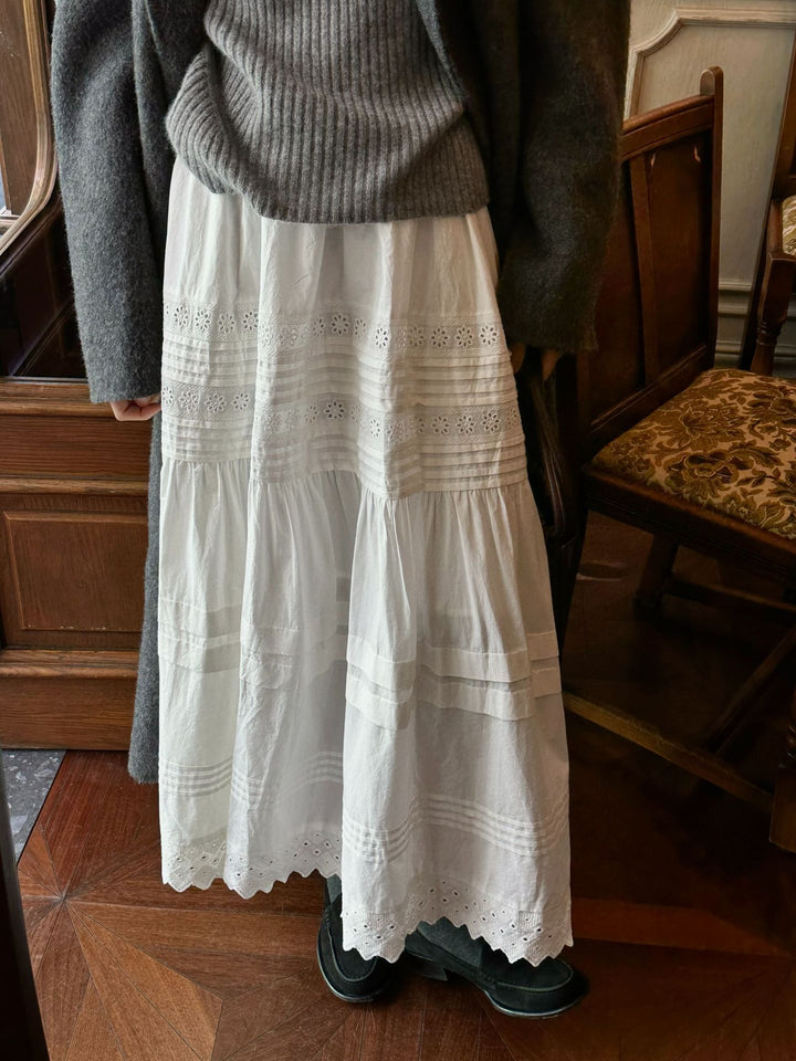 Dame længere bomuldsnederdel med fine broderier og elegant flæseudseende Stilla