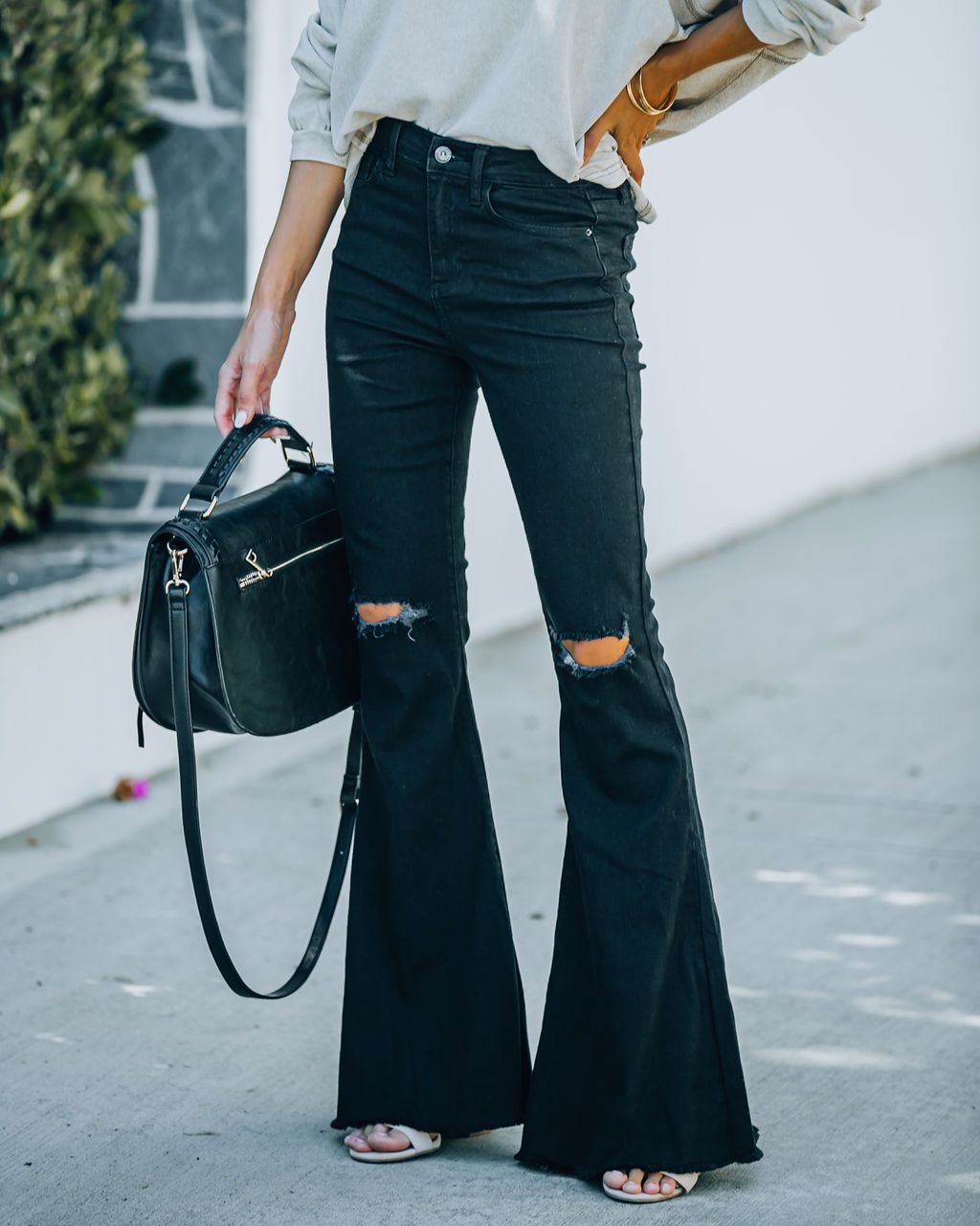 Damejeans i det trendy flared-snit med afslappede ripped-detaljer Stilla