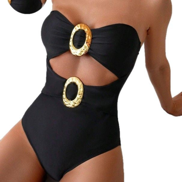 Dame Bandeau badedragt med cut-out og dekorativt smykkeelement Skovae