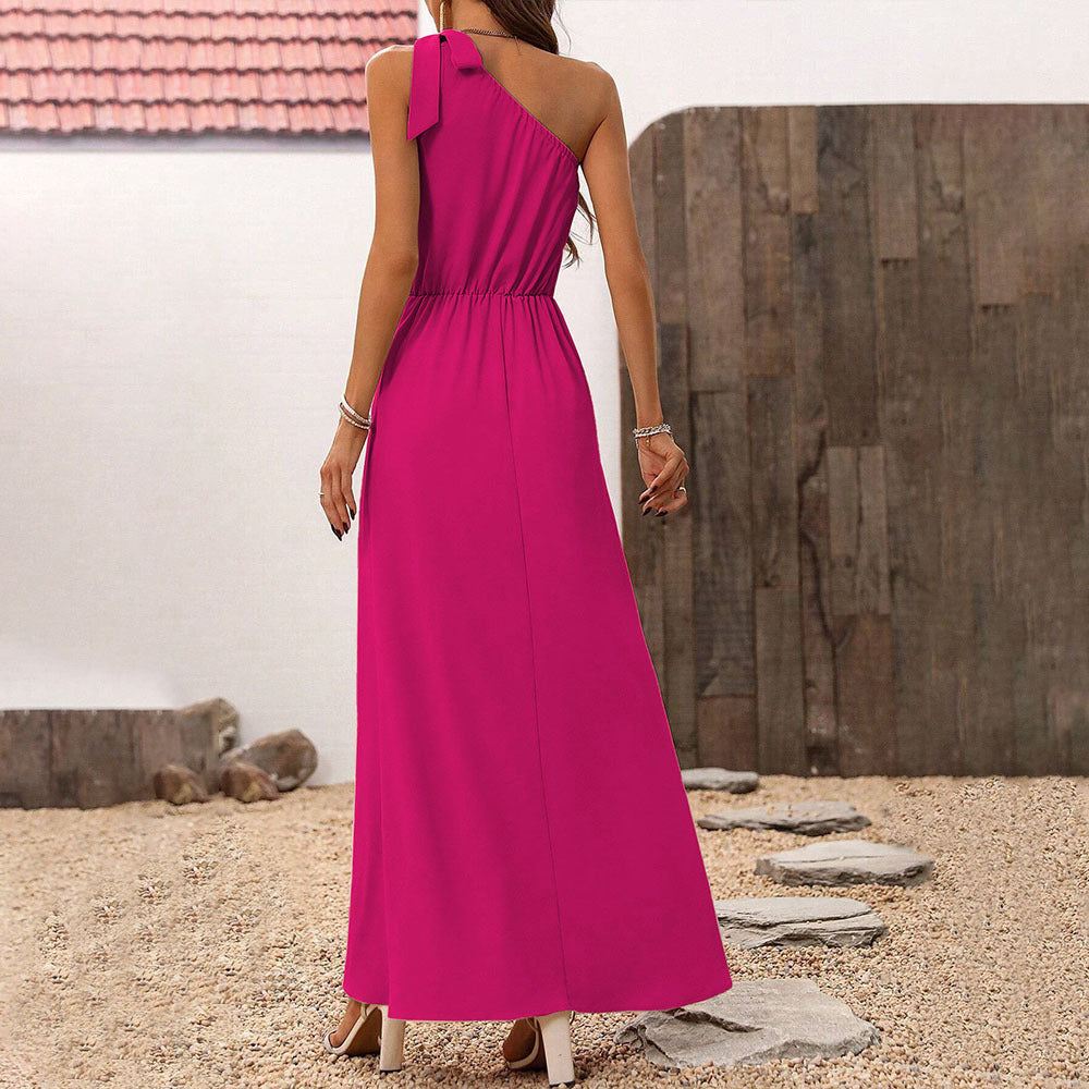 Kvinders maxikjole med asymmetrisk neckline og stilfuld slids Stilla