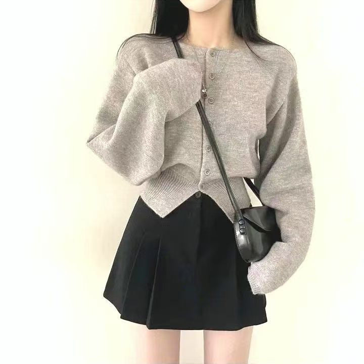 Kvinders crop sweater med knapdetalje og oversized ærmer Stilla