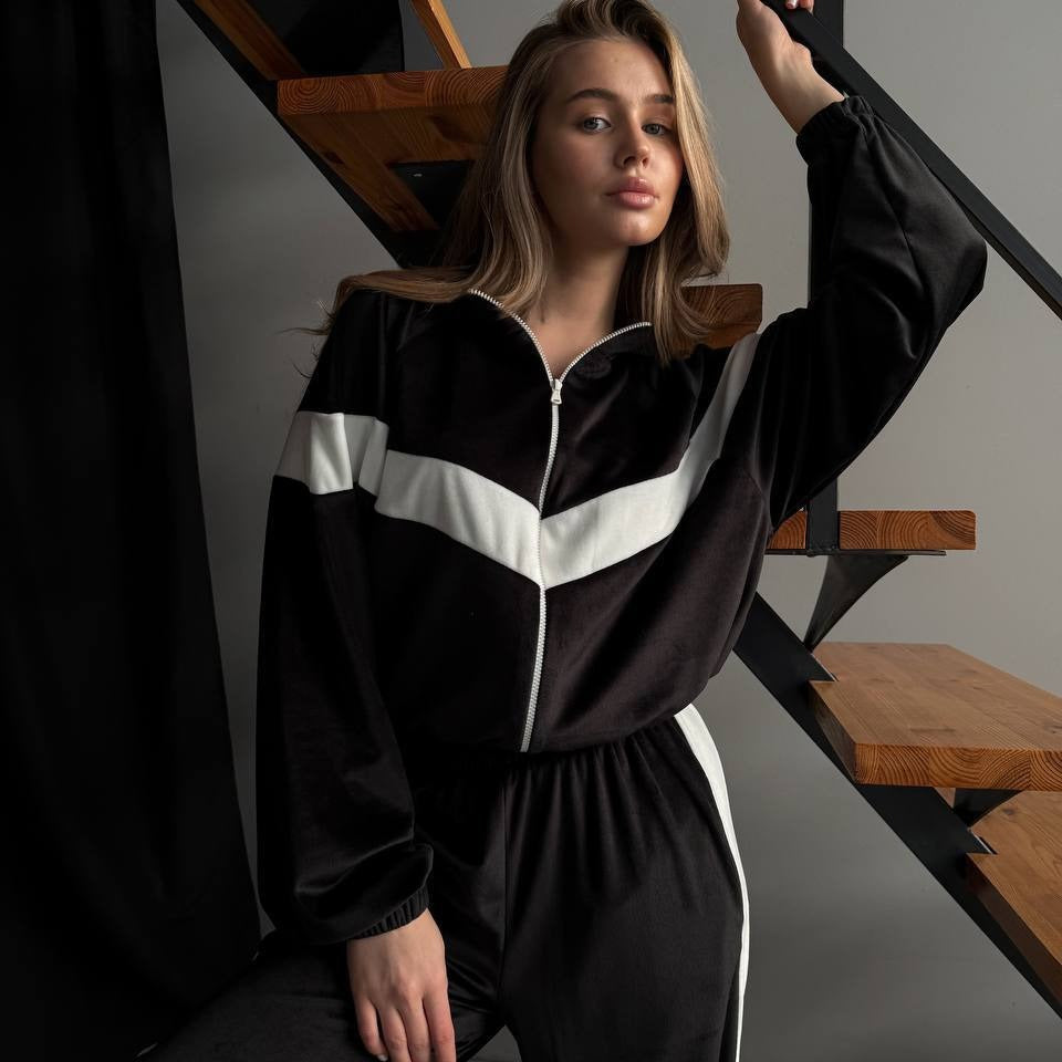 Kvindernes sporty fleece træningsdragt med voluminøse ærmer og lynlås Skovae