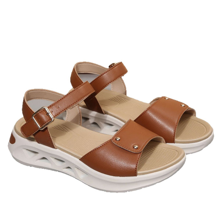 Dame komfortable sandaler med mode clou-detaljer og justerbar rem Stilla