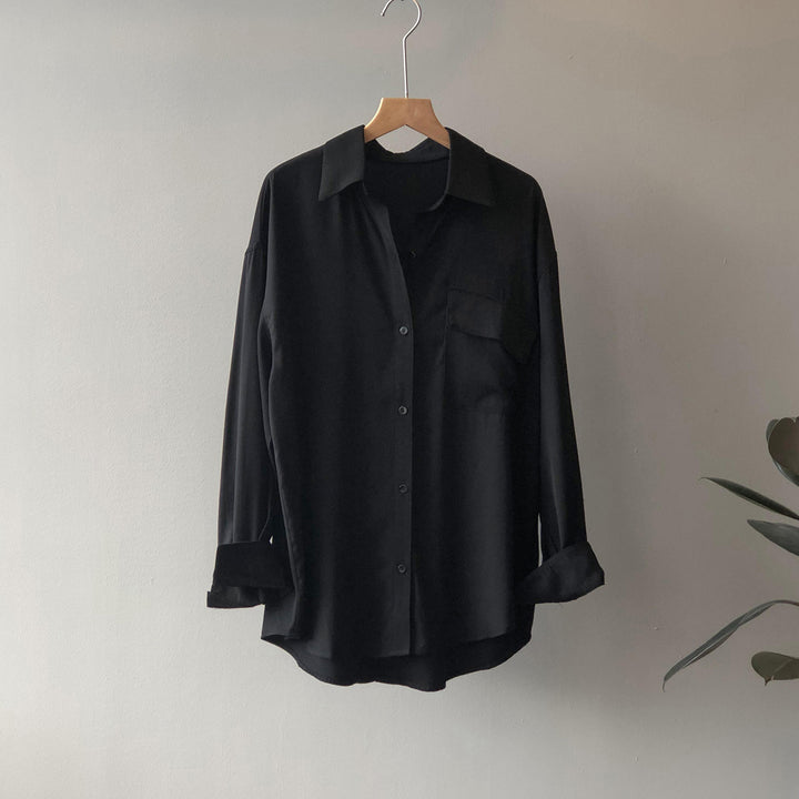 Dame satin bluse med minimalistiske detaljer og praktisk brystlomme Stilla