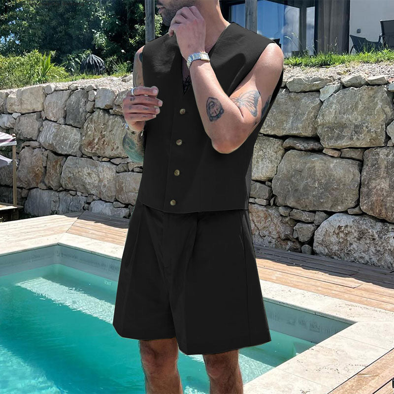 Dame i et elegant skræddersyet sæt med figursyet vest og højtaljede shorts Skovae