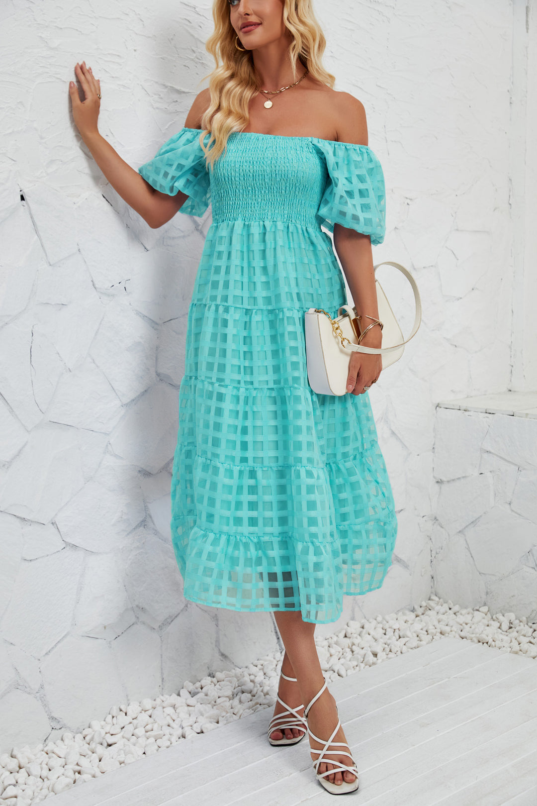 Dame Midikjole med Off-Shoulder-design og luftige Puffærmer Stilla