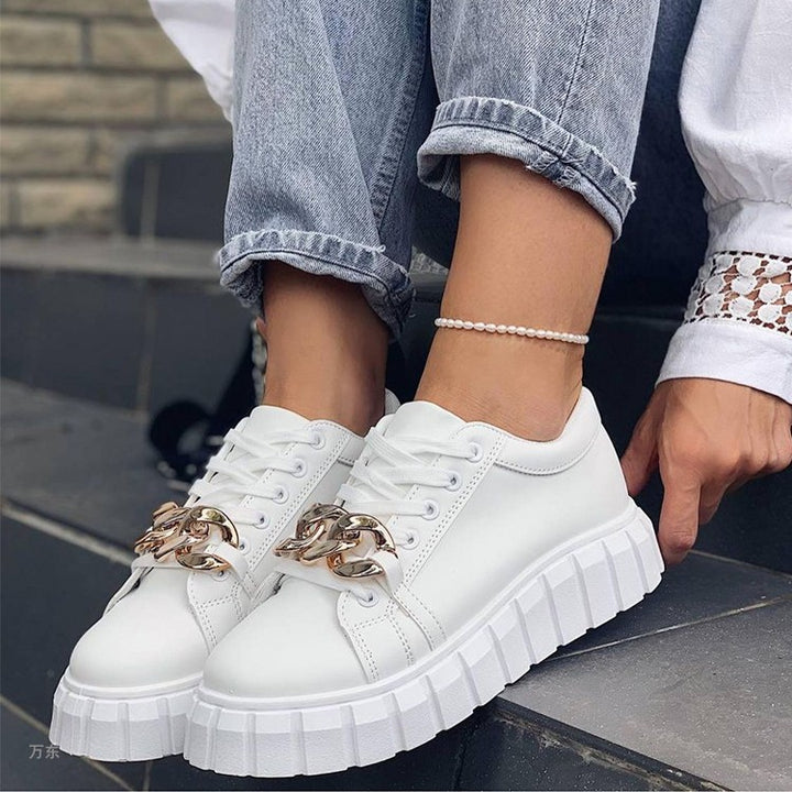 Dame Sneakers med trendy plateau og dekorative kæde-detaljer Stilla