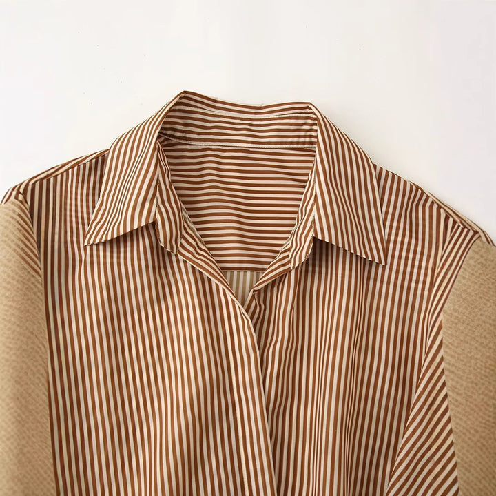 Dame omslagskjole med elegante striber og charmerende design Stilla