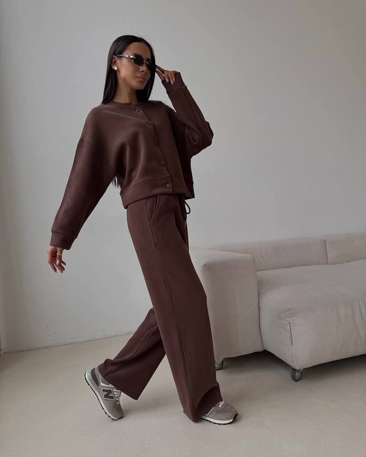 Kvinders afslappede hoodie jumpsuit med brede ben og knapdetaljer Skovae