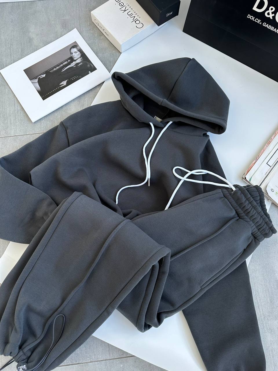 Dame hoodie og joggersæt med sidelommer og elastisk talje