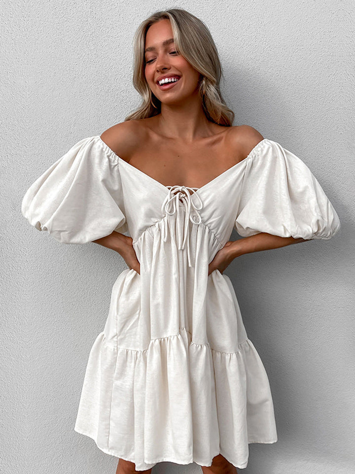 Dame Off-Shoulder Minikjole med Rüschedetaljer og figursyet silhuet Stilla