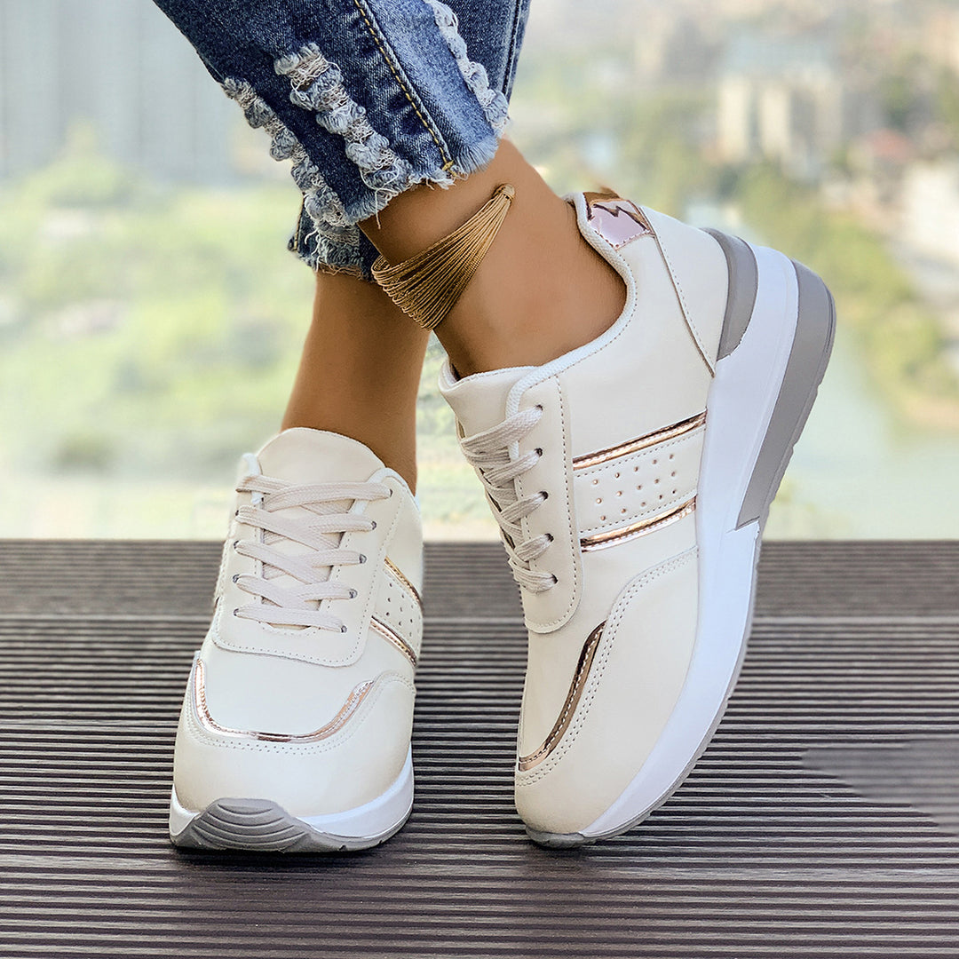 Dame nan City-Sneaker med dæmpet kilehæl, polstret komfortfodbed og elegante metallic-detaljer Skovae