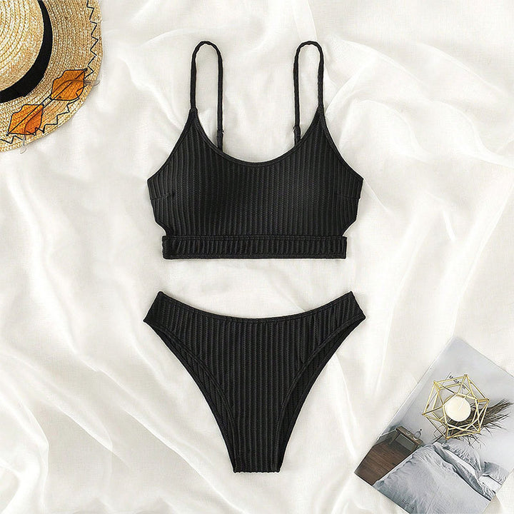 Dame triangel-bikini med brede stropper og elegant ribbede design Skovae