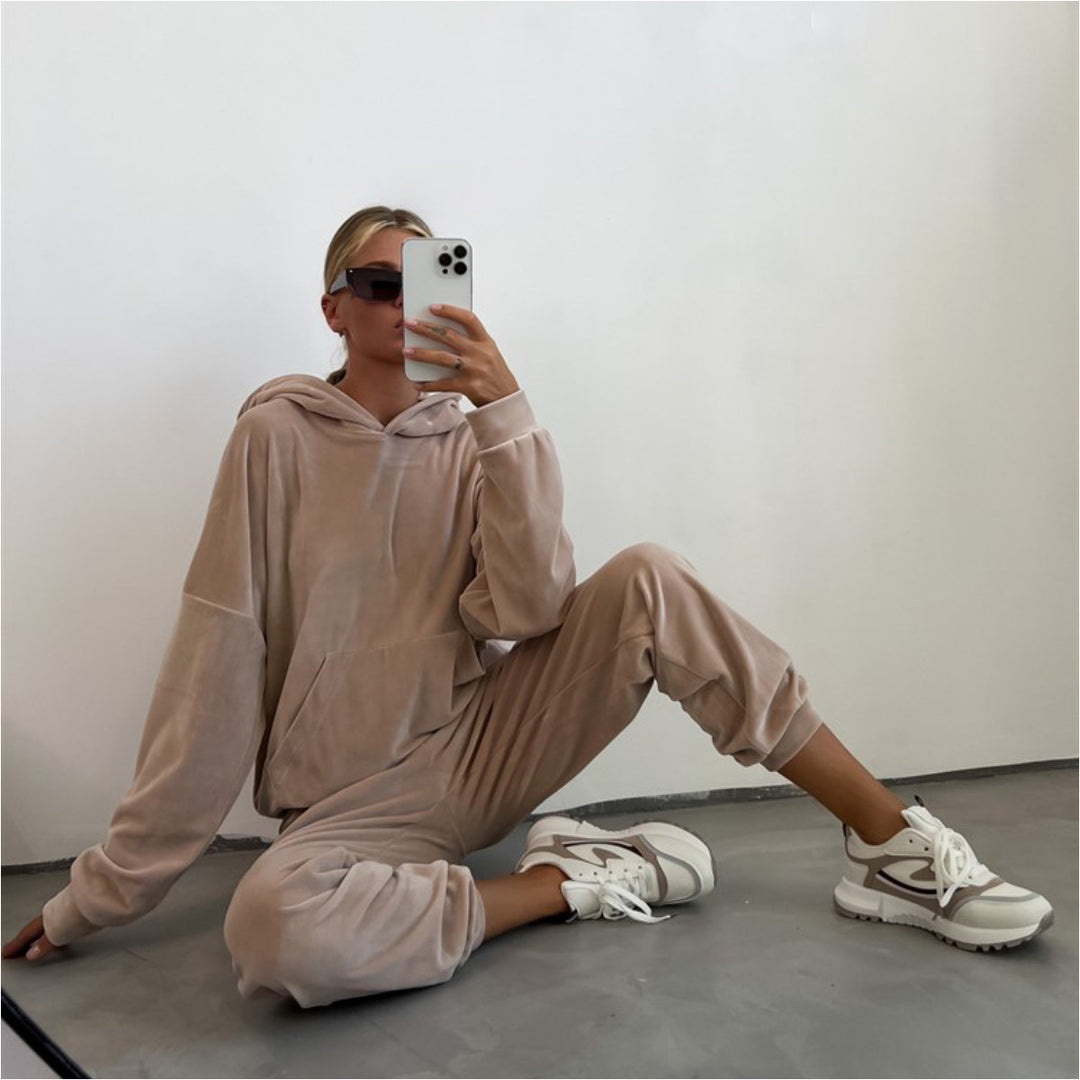 Kvinders stilfulde fleece loungewear sæt med hoodie og bredskårede bukser Skovae