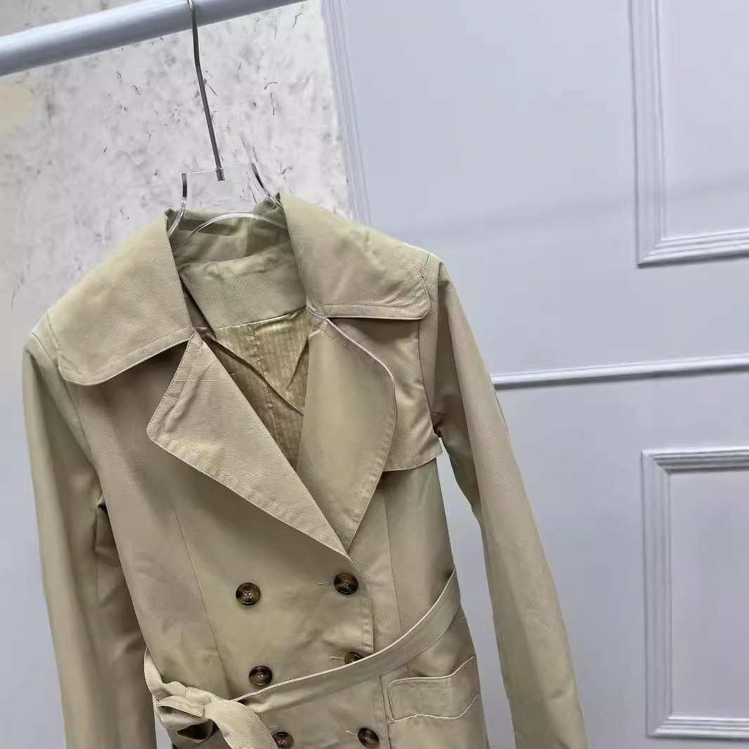 Dame trenchcoat med klassisk snit og elegante detaljer Stilla