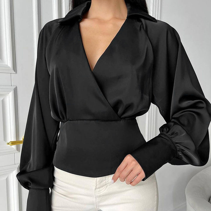 Damebluse i vippestil med voluminøse ærmer og elegant satin-finish Stilla