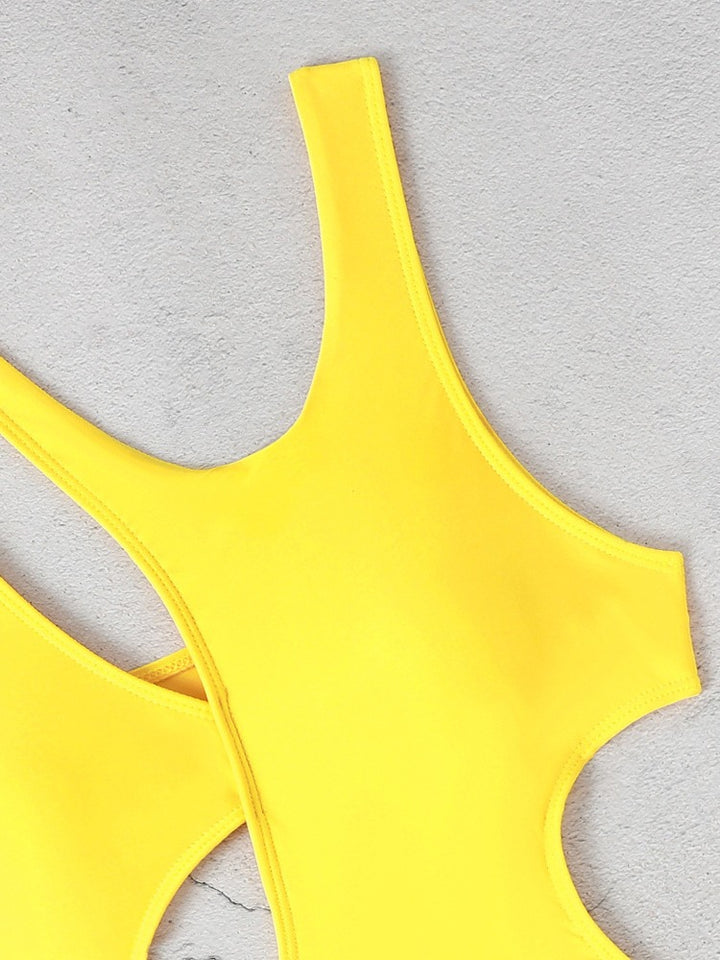 Dame én-delt badedragt med innovativt cut-out-design og sporty stropper Stilla