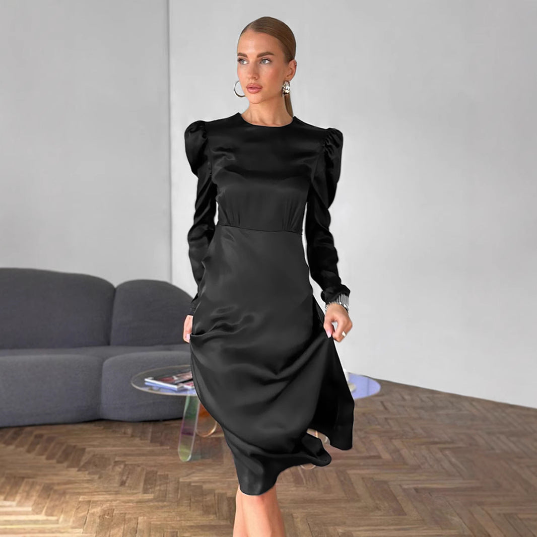 Dame Maxikjole med elegante puffærmer og flydende satin-finish Stilla