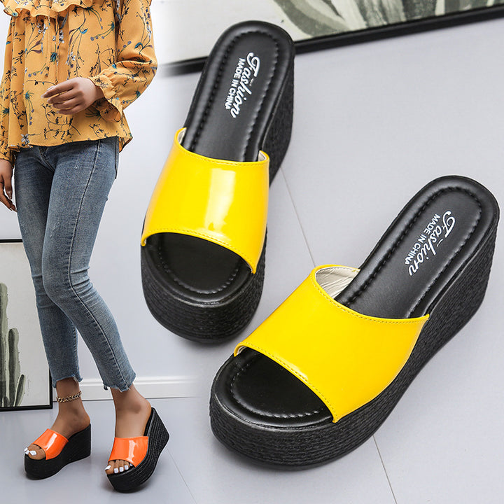 Dame platformsandal med flot glans Stilla