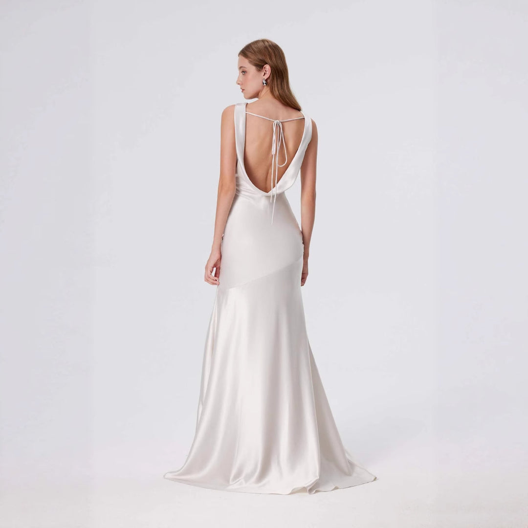 Dame elegant aftenkjole med flydende satin og raffineret udsnit Skovae