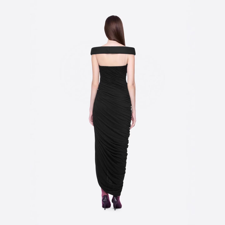 Dame Elegant aftenkjole med off-shoulder-design og raffineret drapering Skovae