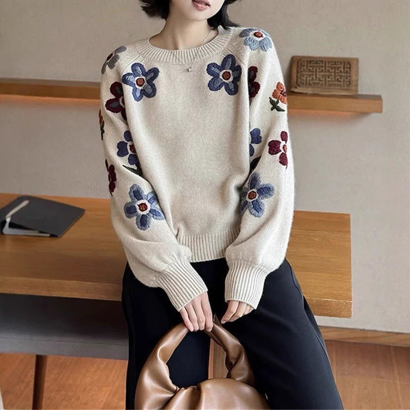 Kvinders elegante strikket sweater med blomsterbroderi design og afslappet snit Stilla