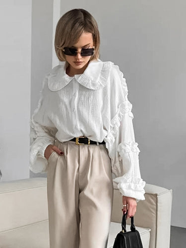 Damebluse med elegante flæsedetaljer og klassisk krave Stilla