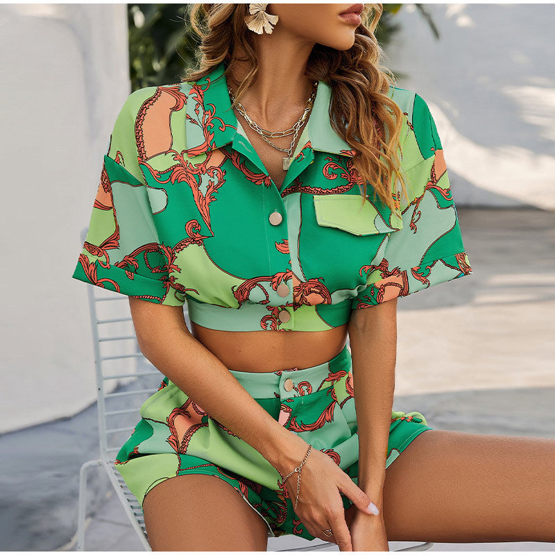 Dame sæt med kortærmet bluse og højtaljede shorts i trendy design Skovae