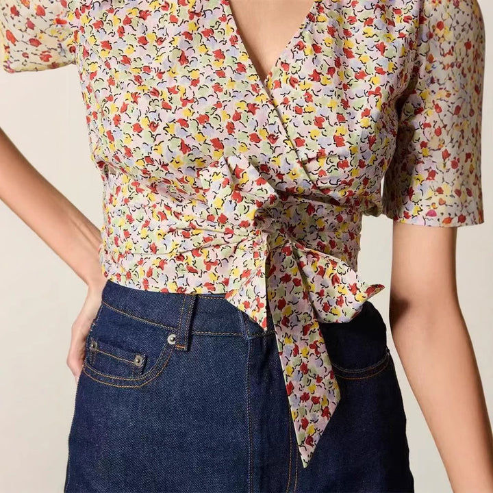 Dame indpakningsbluse med blomsterprint og elegante puffærmer Stilla